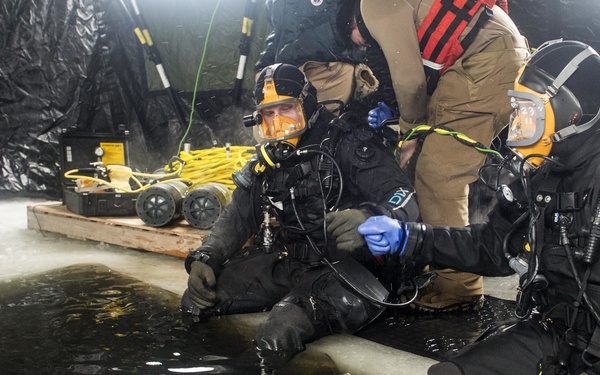 MDSU 2 Hosts Ice Dive Training