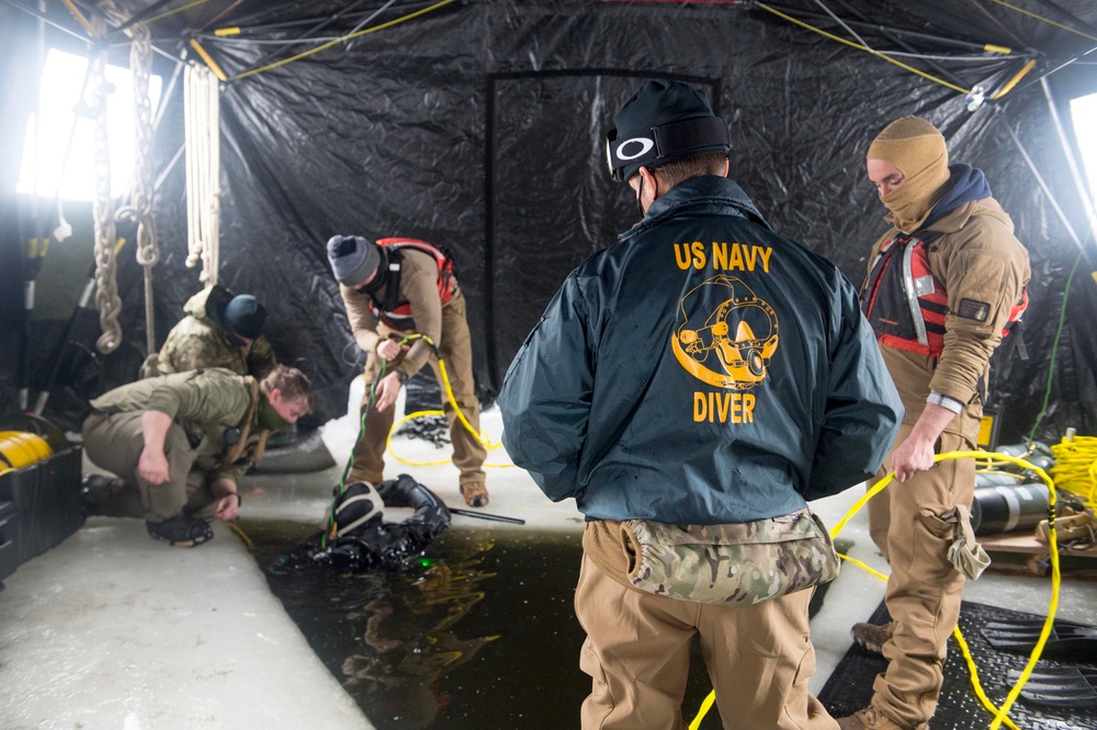 MDSU 2 Hosts Ice Dive Training