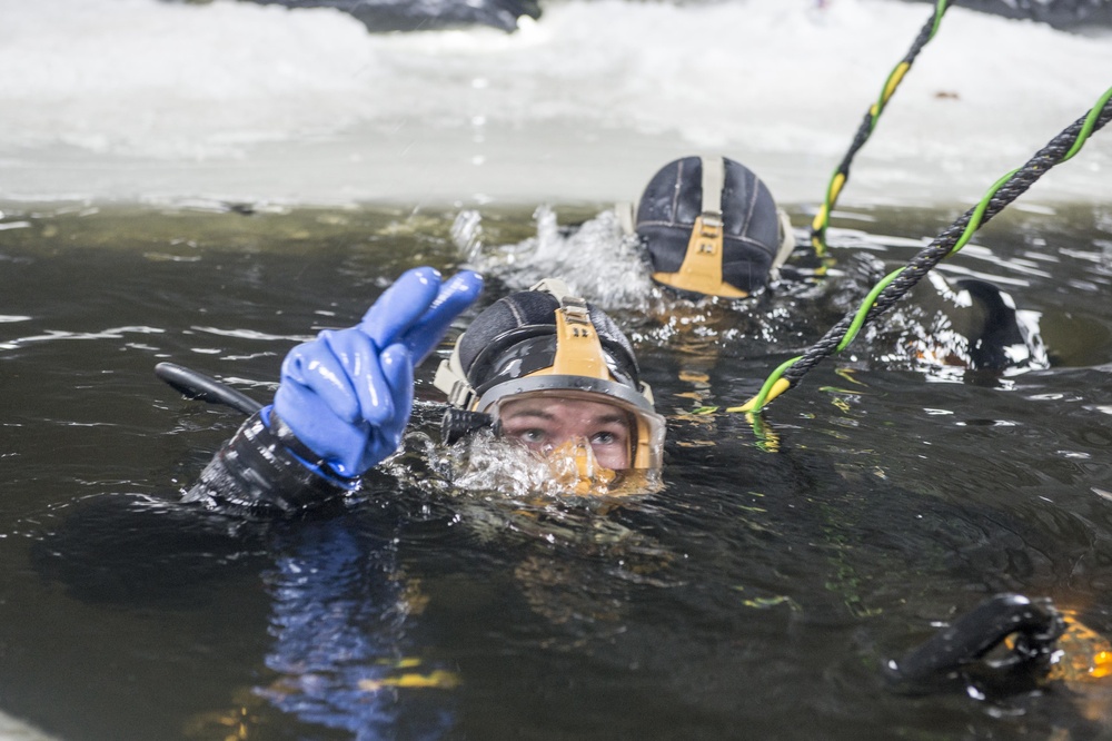 MDSU 2 Hosts Ice Dive Training