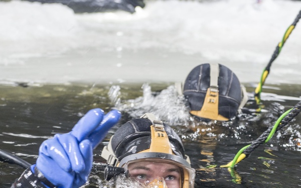 MDSU 2 Hosts Ice Dive Training