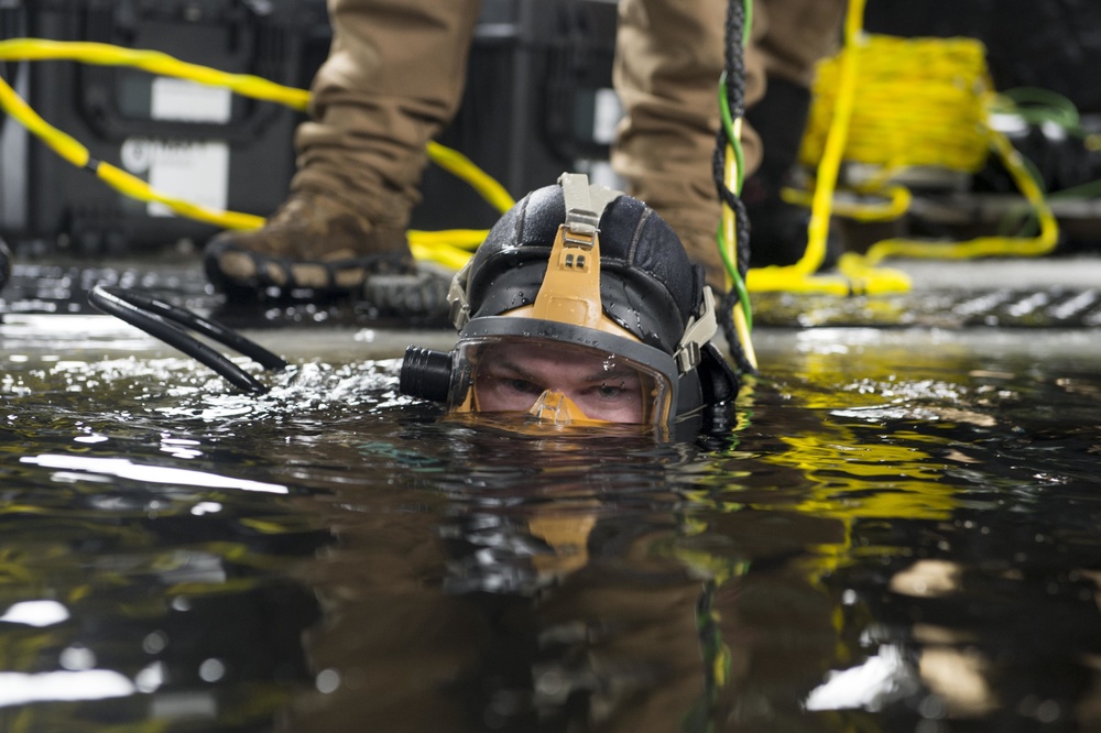 MDSU 2 Hosts Ice Dive Training