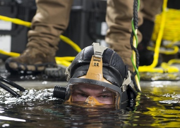 MDSU 2 Hosts Ice Dive Training