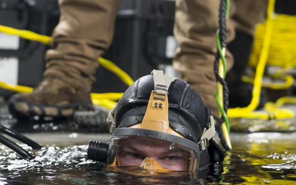 MDSU 2 Hosts Ice Dive Training