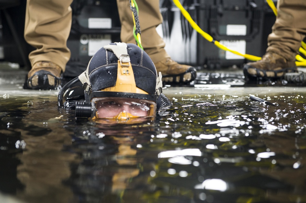 MDSU 2 Hosts Ice Dive Training