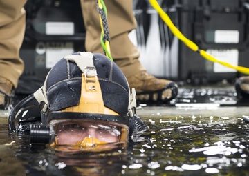 MDSU 2 Hosts Ice Dive Training