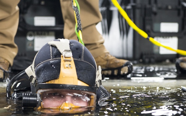 MDSU 2 Hosts Ice Dive Training