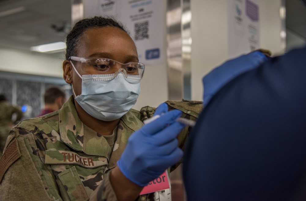 59 MDW medics volunteer to administer COVID-19 vaccine