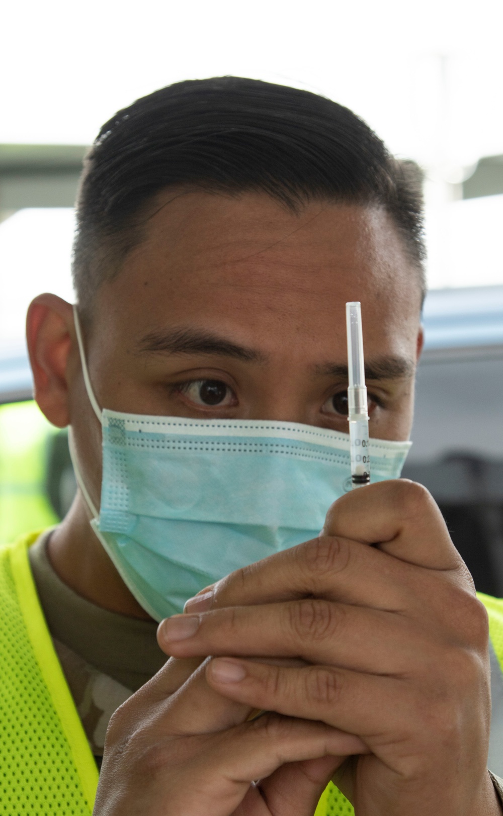 Soldiers with 4th Infantry Division perform vaccinations at California State University Los Angeles