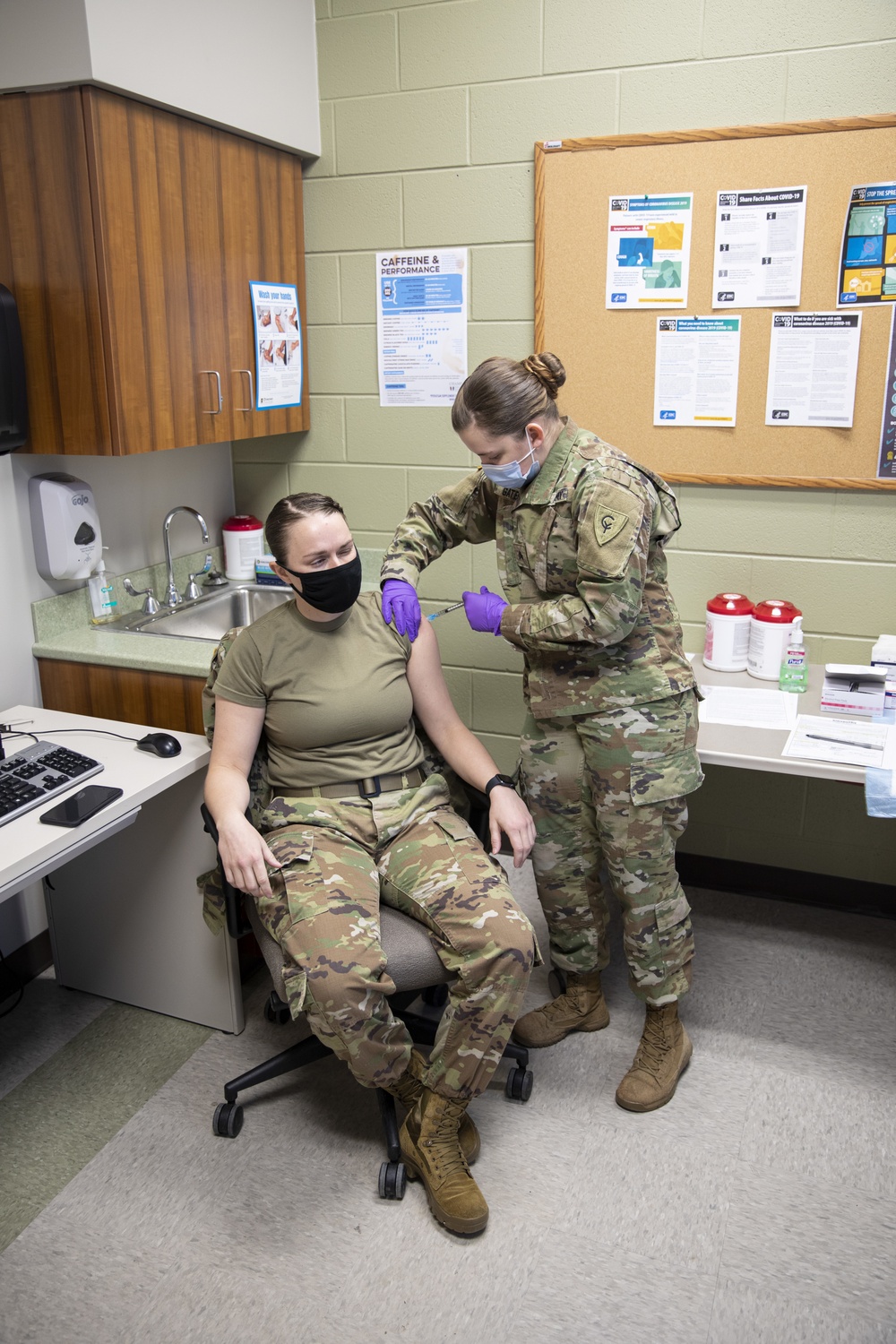 Indiana Guardsmen receive vaccine at Johnson County Armory