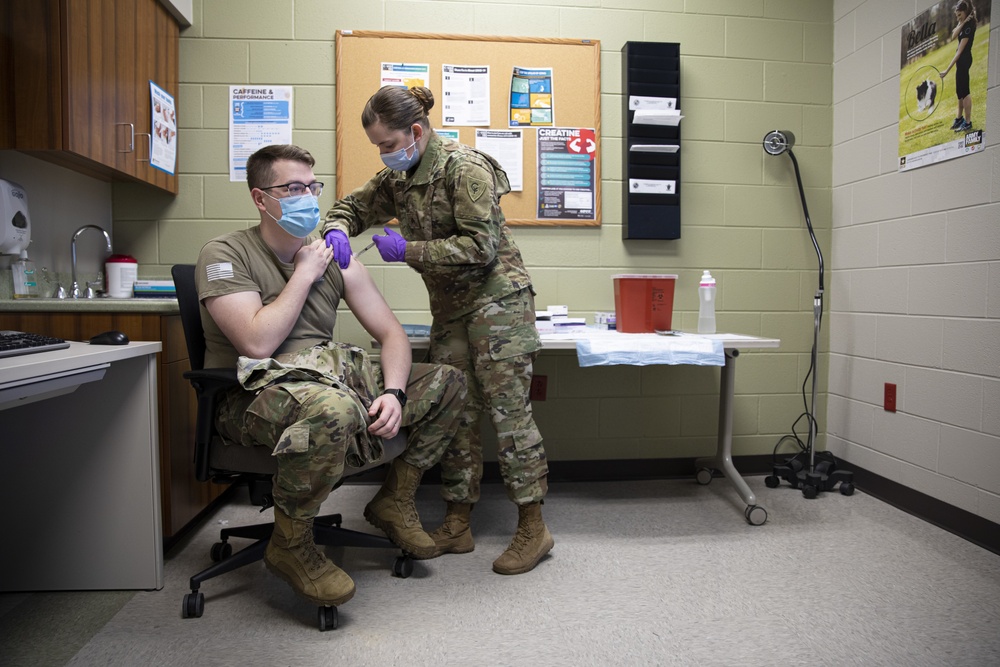 Indiana Guardsmen receive vaccine at Johnson County Armory