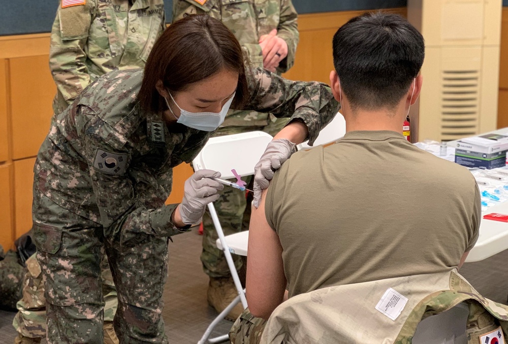 ROK Army Capt. Oh administers COVID-19 Vaccine in US Army Garrison-Yongsan