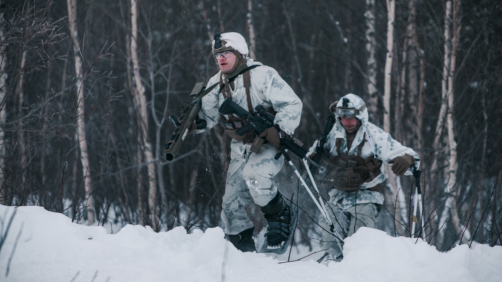 DVIDS - Images - Buddy Rushers: MRF-E Marines Conduct Live-Fire Range ...