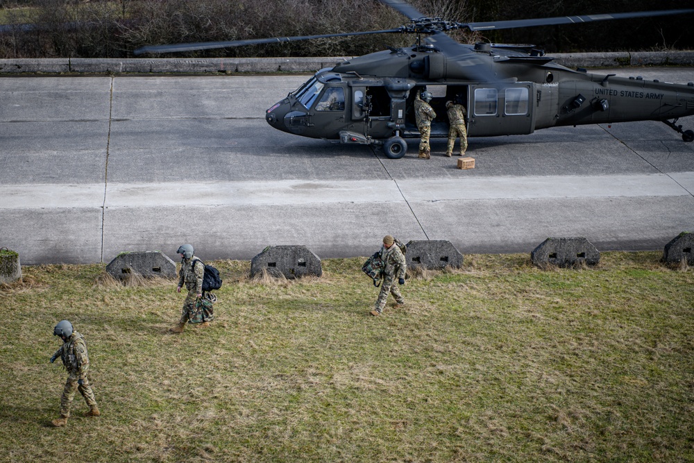 12th CAB Soldiers bring the heat during aerial gunnery training