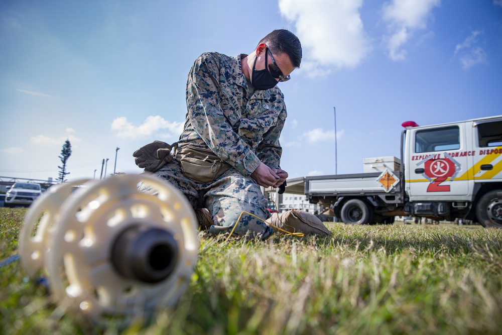 MCB Camp Butler EOD trains to extract lodged projectiles from an M777 Howitzer