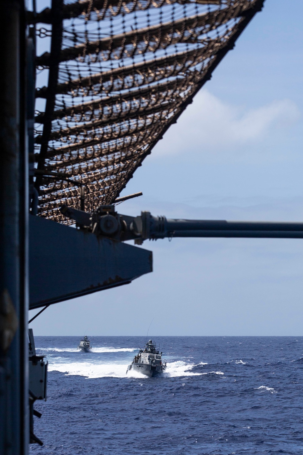 Mark VI refuels alongside USS Ashland