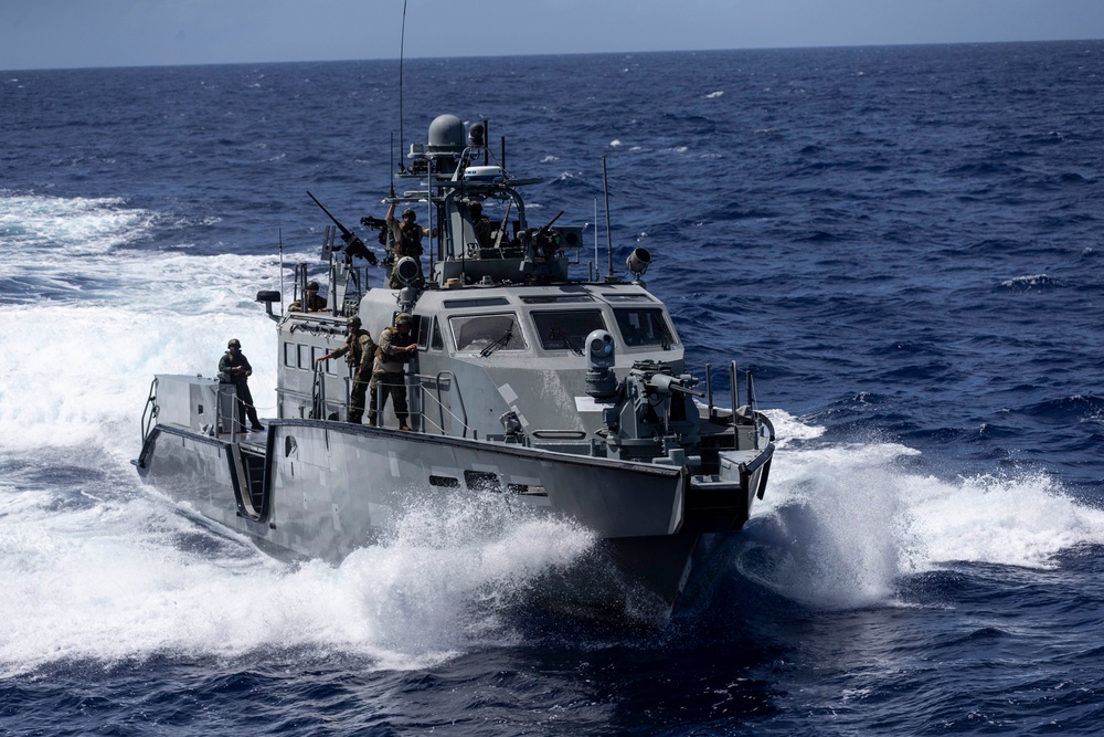 Mark VI refuels alongside USS Ashland