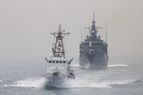 Greek, U.S. Naval Forces Conduct Passing Exercise in Arabian Gulf