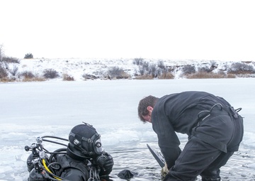 10th SFG(A) Divers Conduct Ice Dive Training