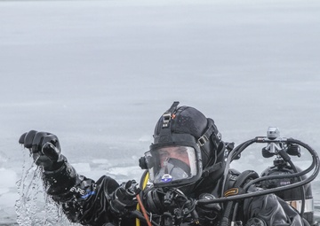 10th SFG(A) Divers Conduct Ice Dive Training