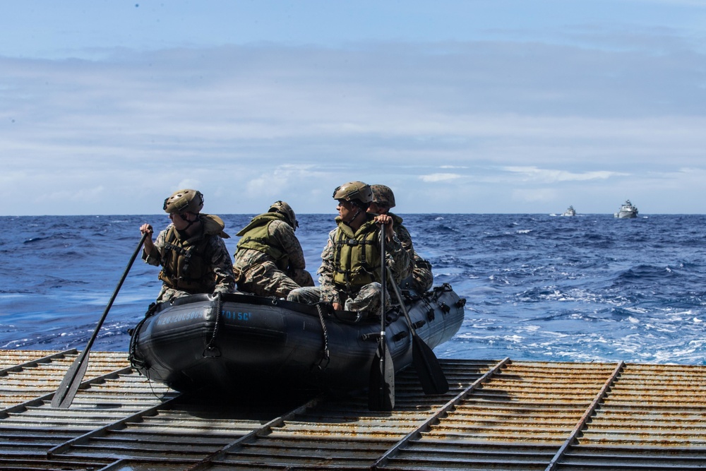 USS Ashland refuels and resupplies Mark VI patrol boat at sea