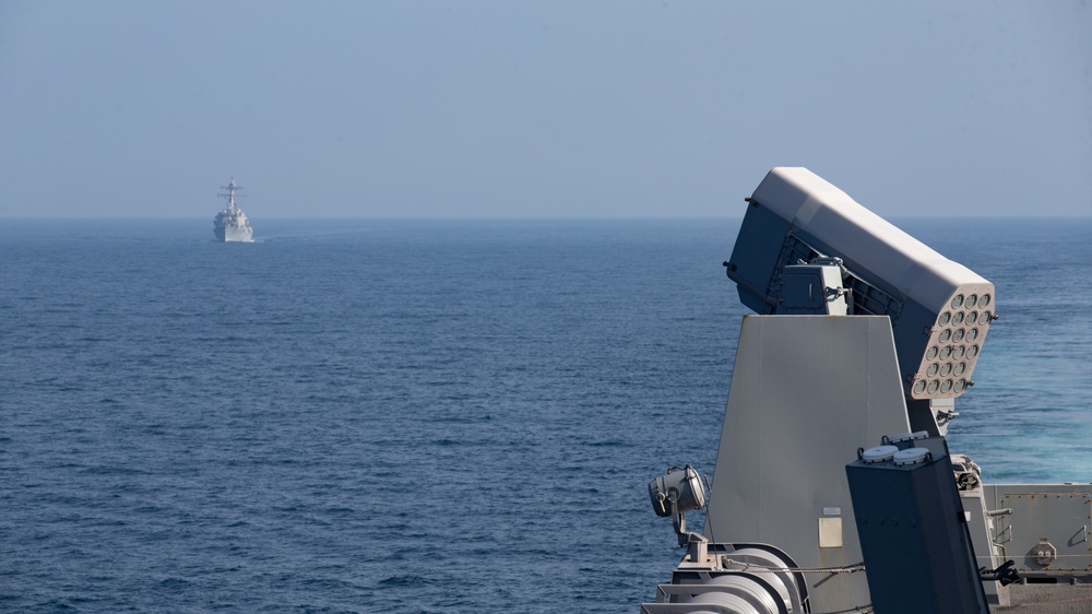 USS Somerset transits Bab el-Mandeb Strait