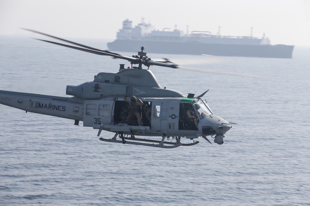 USS Somerset transits Bab el-Mandeb Strait
