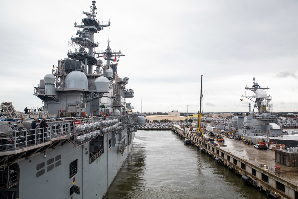 Kearsarge departs Naval Station Norfolk