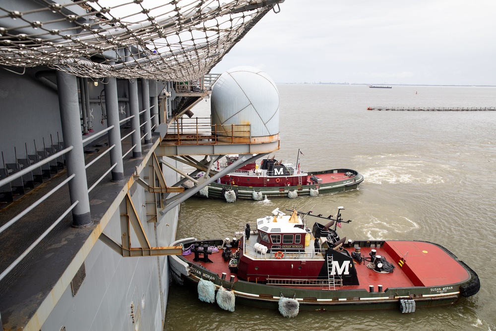Kearsarge departs Naval Station Norfolk