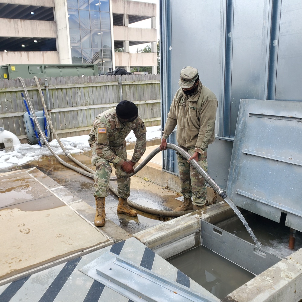 Tenn. National Guard delivers water to Memphis hospital