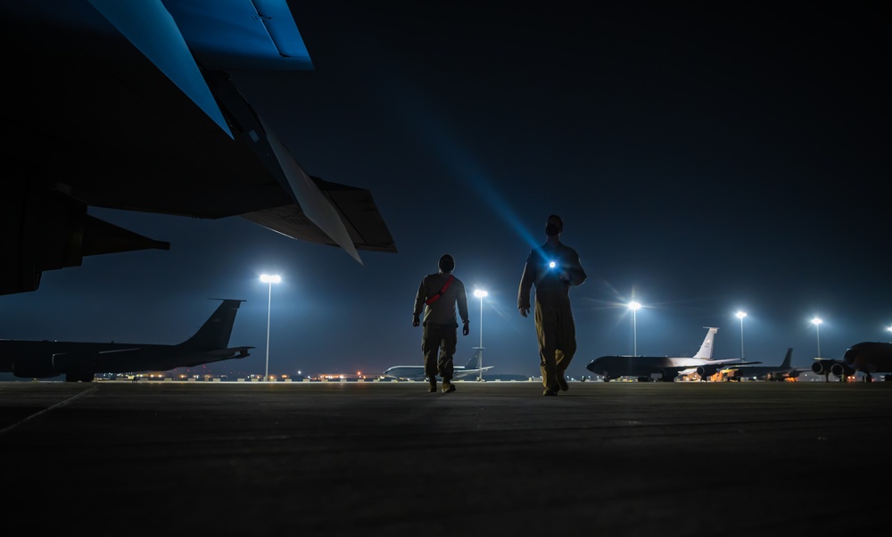 350th EARS provides fuel to F-16s