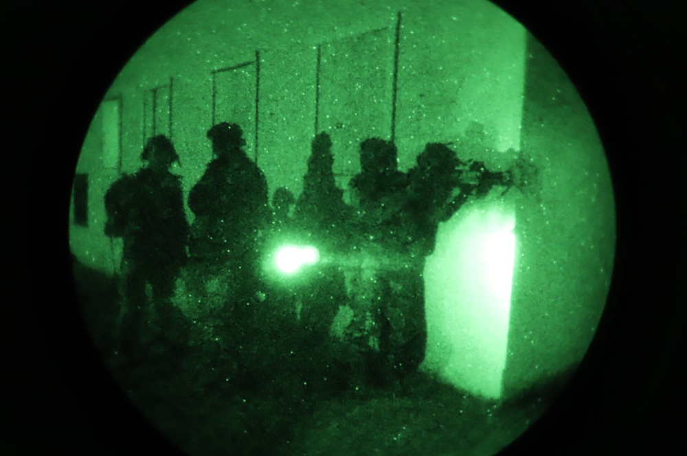 Team of Brazilian Paratroopers with weapons during night operations at JRTC 21-04