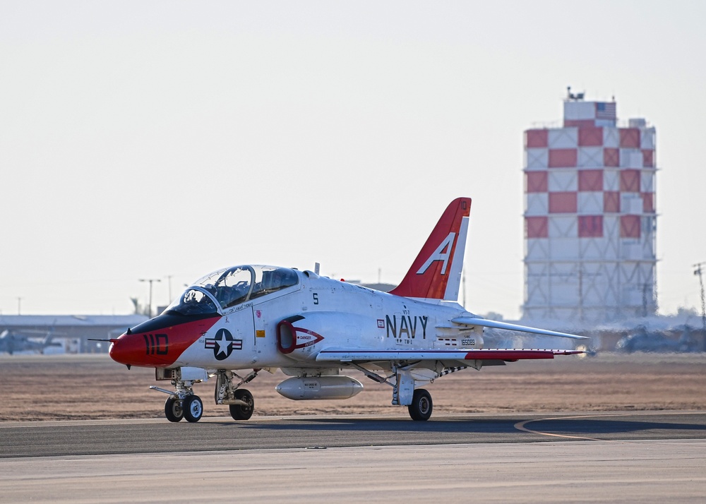 USN T-45C Goshawk Landing at NAF El Centro in 1016 Stock Image - Image of  centro, boeing: 153756747