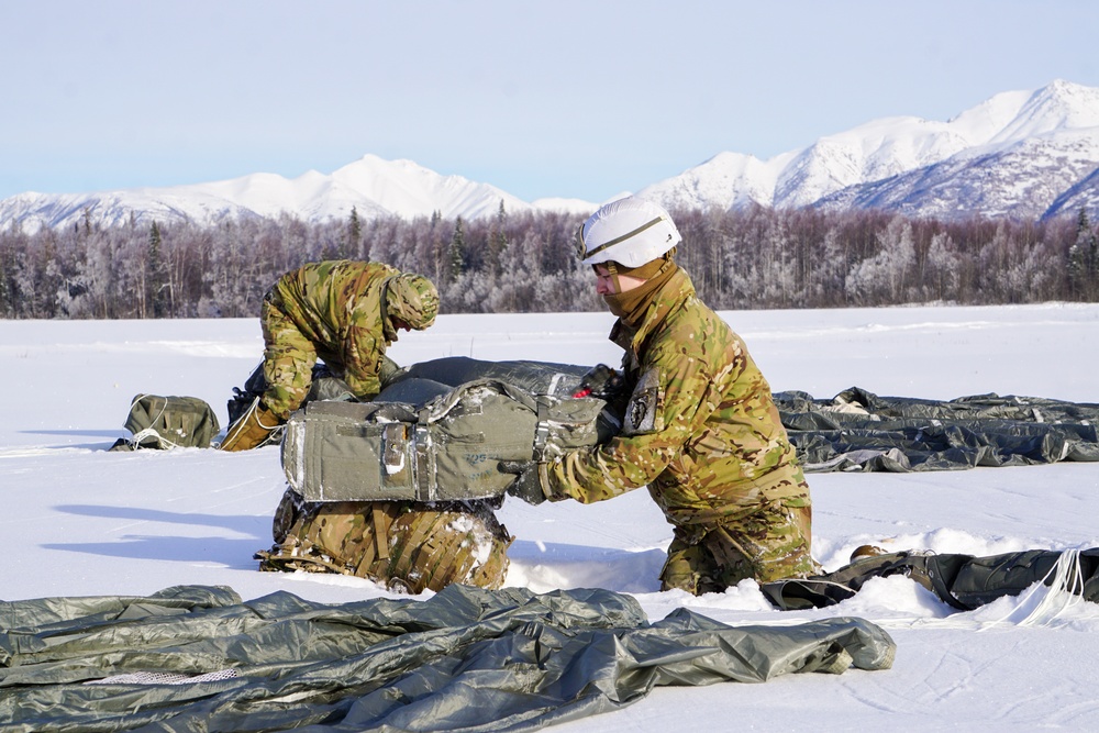 Spartan Paratroopers Conduct Airborne Operations