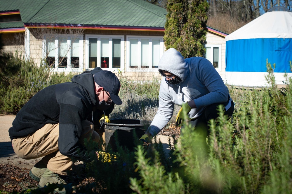Sailors volunteer