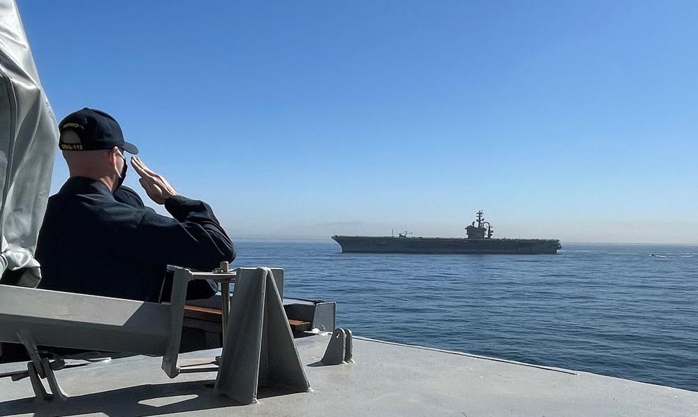 USS Michael Murphy (DDG 112) Renders Passing Honors to USS Nimitz (CVN 68)