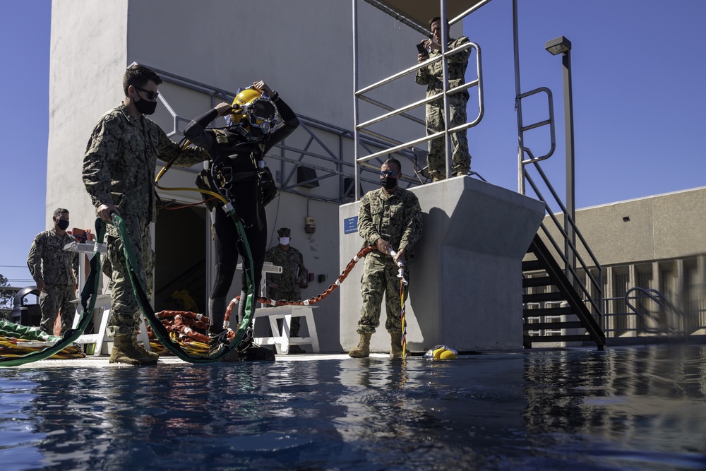 NETC Force Master Chief Conducts Familiarization Dive at NDSTC