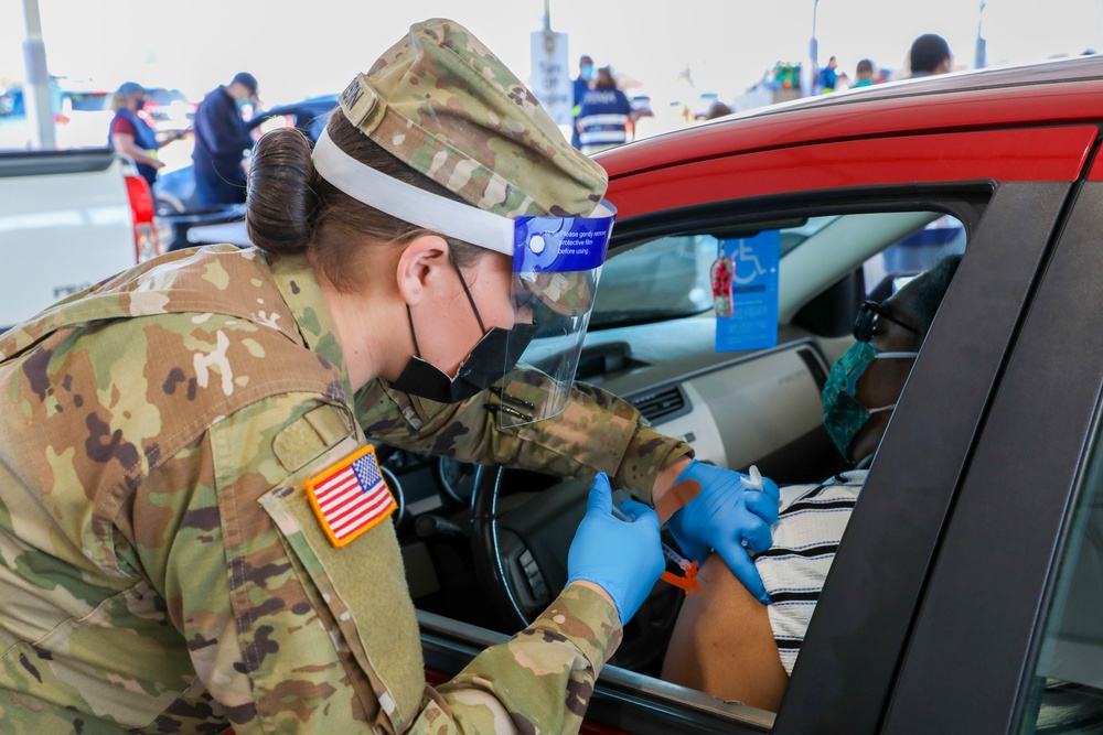 Female U.S. Army Soldiers assist at Dallas CVC on International Women’s Day