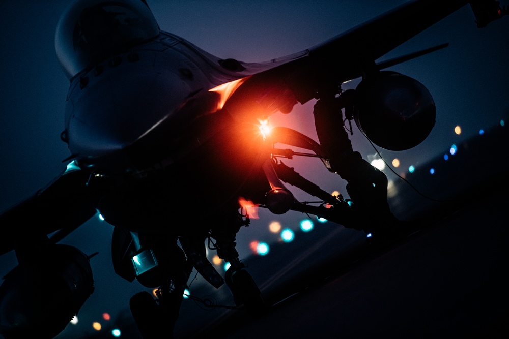 Night hot refuel of PSAB F-16 Fighting Falcons during ACE capstone event at AUAB