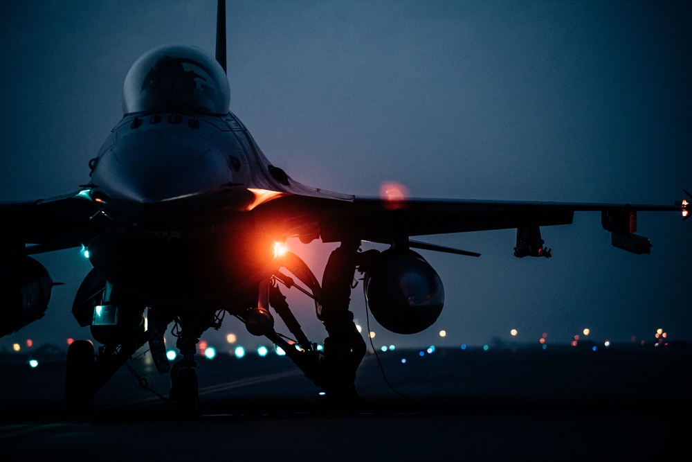 Night hot refuel of PSAB F-16 Fighting Falcons during ACE capstone event at AUAB