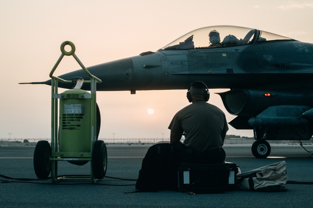 PSAB F-16 Fighting Falcons hot refuel at AUAB for ACE capstone event PSAB F-16 Fighting Falcons hot refuel at AUAB for ACE capstone event