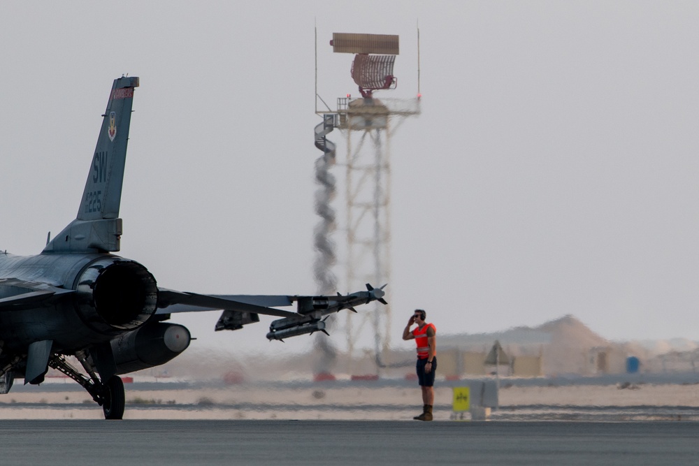 PSAB F-16 Fighting Falcons hot refuel at AUAB for ACE capstone event