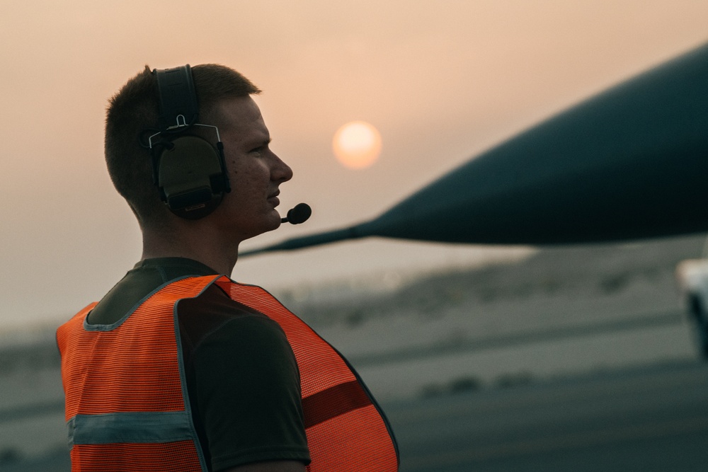 PSAB F-16 Fighting Falcons hot refuel at AUAB for ACE capstone event PSAB F-16 Fighting Falcons hot refuel at AUAB for ACE capstone event