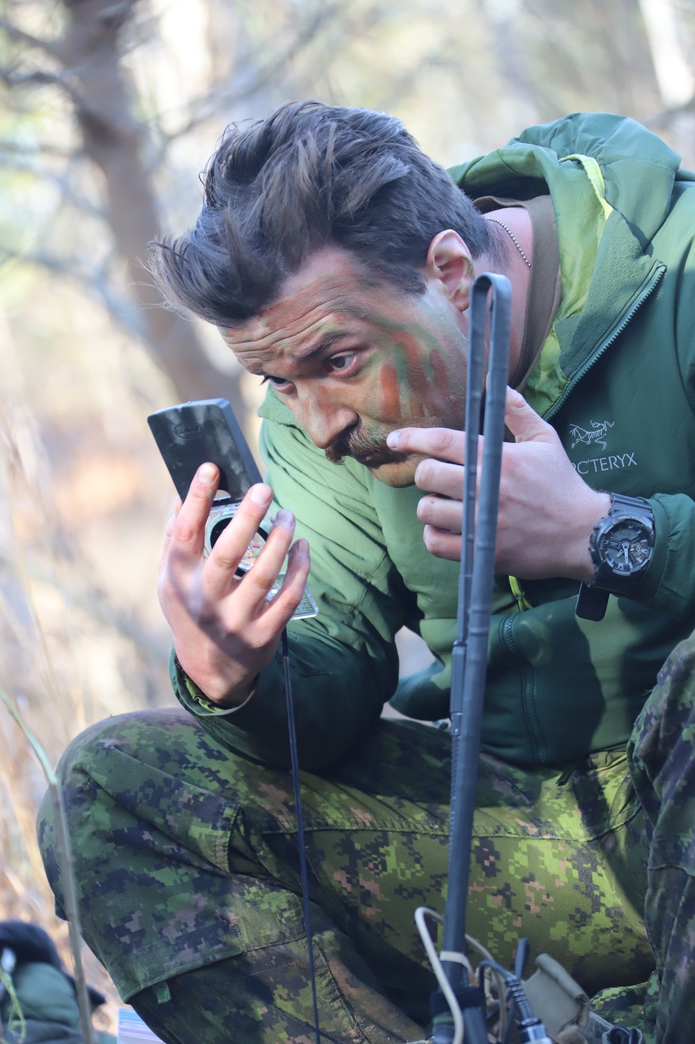 1 Canadian Mechanized Brigade Group / 1er Groupe-brigade mécanisé du Canada soldier applies camouflage to his  face