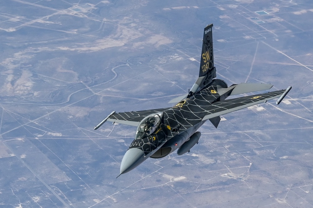 F-16 Viper and F-22 Raptor demo teams refuel with Okies