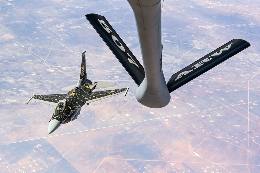 F-16 Viper and F-22 Raptor Demonstration Teams refuel with Okies