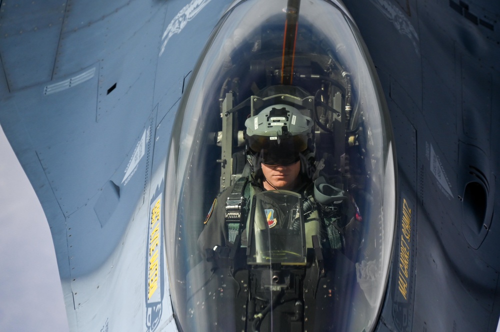 F-16 Viper and F-22 Raptor Demonstration Teams refuel with Okies
