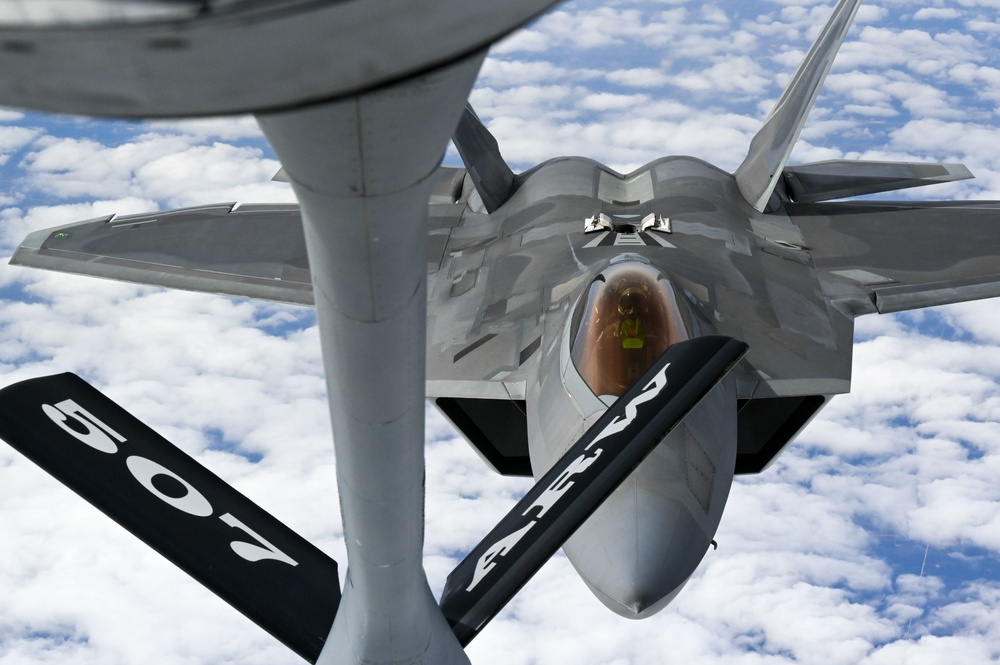 F-16 Viper and F-22 Raptor demo teams refuel with Okies