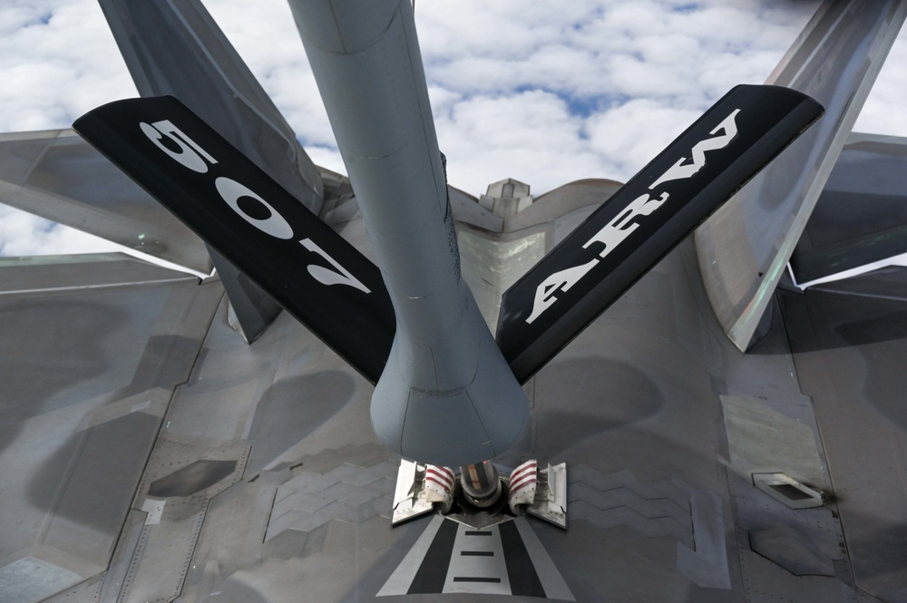 DVIDS - Images - F-16 Viper and F-22 Raptor demo teams refuel with ...