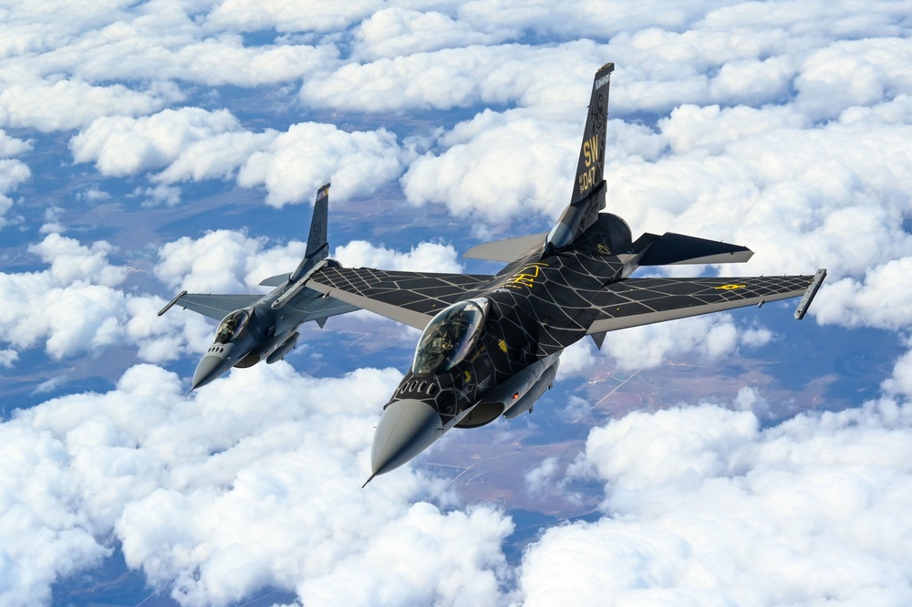 DVIDS - Images - F-16 Viper and F-22 Raptor demo teams refuel with ...