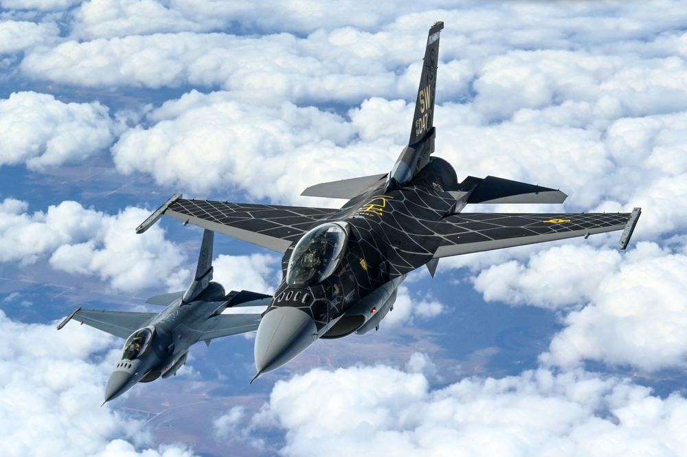 F-16 Viper and F-22 Raptor demo teams refuel with Okies